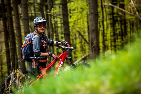 Mountainbikerin am Waldrand 