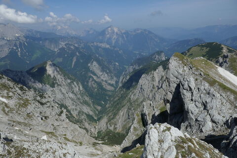 Bildmitte hinten - Tamischbachturm und Almmauer