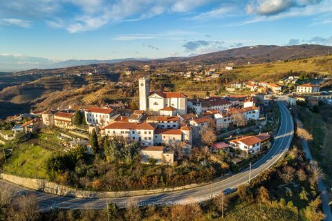 Das mittelalterliche Dorf Šmartno