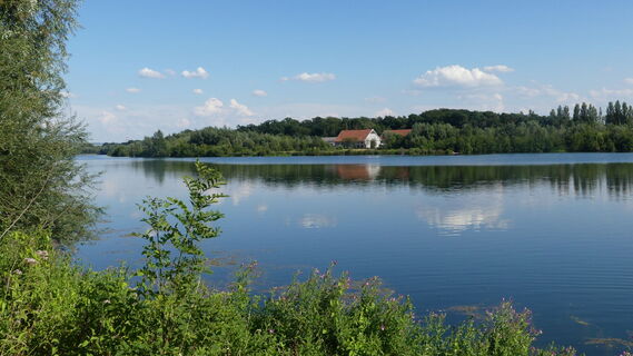 Blick über den Lippesee auf Gut Lippesee