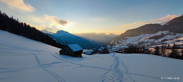 Fotografija s spletne strani karči a lajči na poti