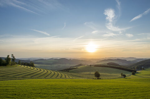 Blick vom Fotopunkt am Hömberg oberhalb von Oberhenneborn und Sellmecke
