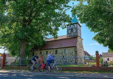 Radfahrer vor der Dorfkirche Garitz