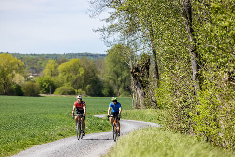 Schotterwege durch die Hügellandschaft