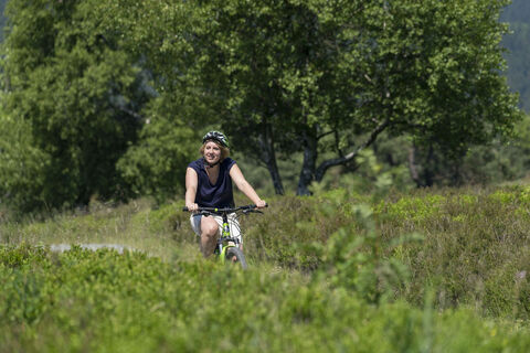 Bikerin auf einer Genussradeltour