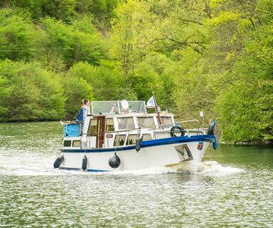Motorboote unterwegs auf der idyllischen Lahn
