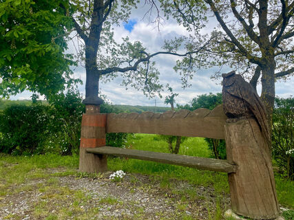 Holzbank mit Skulpturen von Marcel Lindner