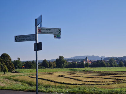 Wegweiser Gedenkstätte Trutzhain Bahnradweg RKL