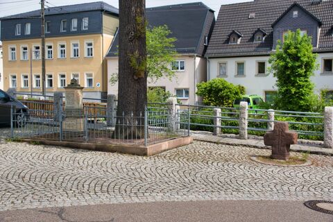 Sühnekreuz Claußnitz mit Gefallenendenkmal 1870