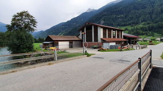 0.7 km Über Brücke und links in Single entlang des Flusses