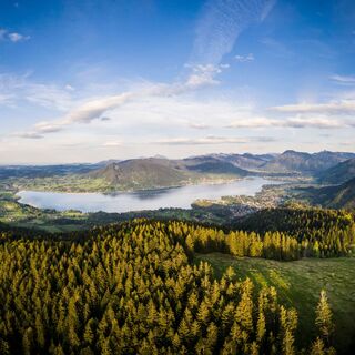 Die Holzeralm im Hintergrund der Tegernsee