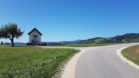 Rechts vom Marterl weiter