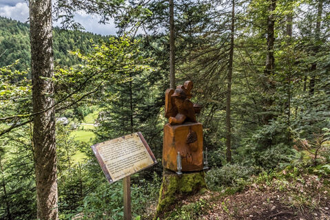 Holzfigur im Wald