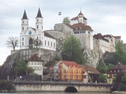 Kirche und Festung Aarburg über der Waag