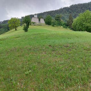 Die Wiesen am Fuße der Burg
