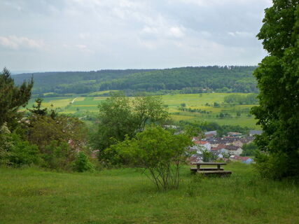 Rastplatz am Hörnle mit Blick über Simmozheim ins Schlehengäu