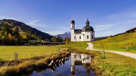 Herbst auf Tirols Hochplateau - Seekirchl.jpg