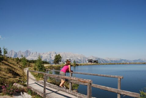 Reiteralmsee mit Bergstation Preunegg-Jet und Dachstein-Panorama