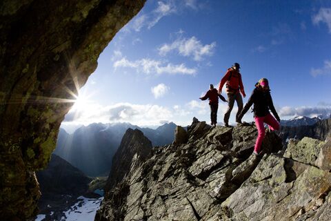 Bergsteiger an der Parstleswand, Kaunergrat, Oetztaler Alpen, Tirol, Oesterreich.
