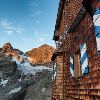 Saarbrücker Hütte mit Litzner Gletscher
