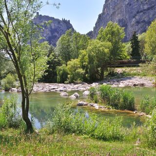 Der Fluss Sarca in der Ortschaft Moleta