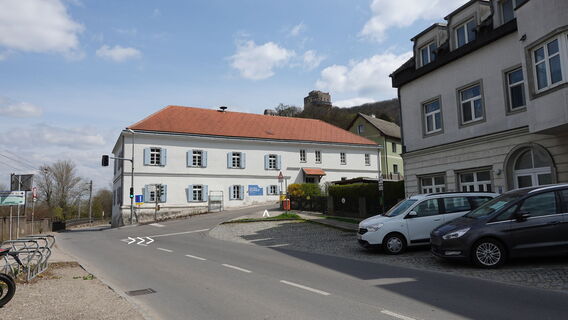 weiter zur "Alten Schule" und rechts hoch