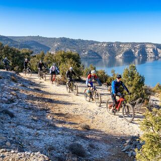 Mountainbiker entlang des Sees von Esparron