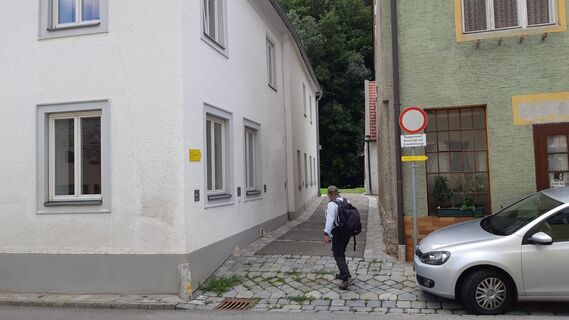 in der schmalen Gasse weiter