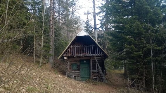 Jagdhütte am Aufstiegsweg im Höllgraben