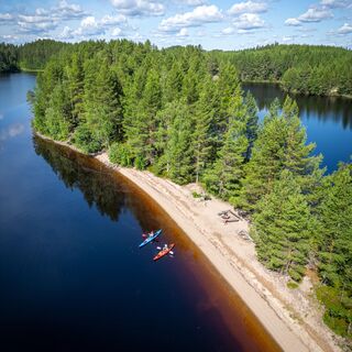 Paddler am Sandstrand von Koitere
