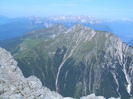 Hinten:Lienzer Dolomiten, Vorne:Torkofel & Plateau der Jaukenalm