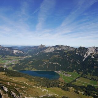 Tiefblick von der Krinnenspitze auf den Haldensee, dahinter Einstein, Aggenstein und Lumberger Grat