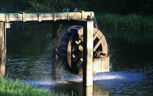 Wasserrad im Teich in Linneperhütte