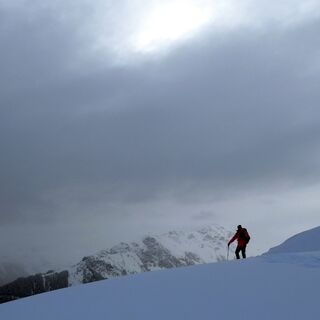 Am Weg auf das Spieleck mit Blick auf den gegenüberliegenden Schusterkogel.