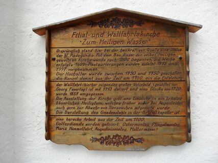 Kirche zum Heiligen Wasser - Holztafel mit Geschichte