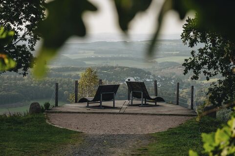 Wanderin vor Fachwerkhäusern in Dillenburg