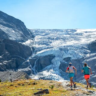 Nach dem Col de la Forcletta führt der Weg ins Turtmanntal hinunter, bevor der letzte Aufstieg zur Turtmannhütte erfolgt.