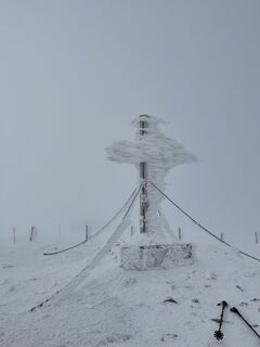 Gefrorenes Gipfelkreuz am Stuhleck, Joglland-Waldheimat in der Oststeirmark