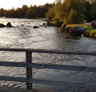 Von der Hinttulankoski-Brücke eröffnet sich ein beeindruckender Blick auf die Stromschnellen