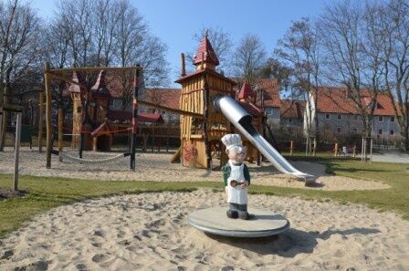 Rutsche und Drehkarussell auf dem Roxy-Helco-Spielplatz in Salzgitter-Bad