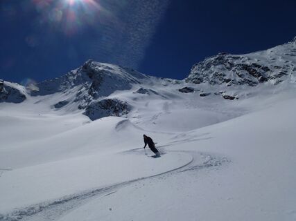 Auch wenn wir hier tolle Pulverschwünge ins Gelände zeichnen, so ist diese Tour auf den Granatenkogel 3318m eine eindeutige Frühjahrstour bei nur sehr gut gesetzten Schneeverhältnissen.