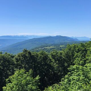 Panorama auf den Grand Colombier, die Chartreuse und das Massiv der Belledonne vom Crêt du Nu aus