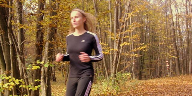 sportlich unterwegs im Herbstwald