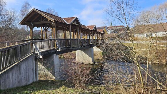 Fußgänger/Radbrücke zum Parkplatz