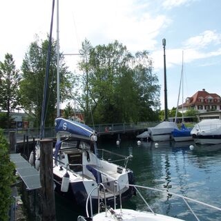 Thun vor Schloss Schadau - Alpenpanorama-Route Etappe 6
