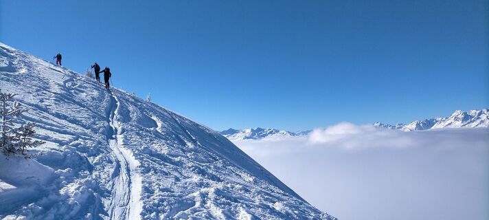 Seltener Hochnebel im Talboden der Surselva beim Gipfelhang der Cauma
