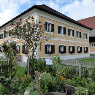 Der Kräutergarten vor dem Gemeindeamt in Seeham.