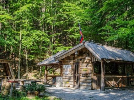 Brunarica "Pri knapu pod Babo" (552 m) Laško