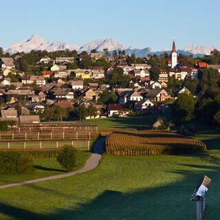 Dorf Ljubno mit der Kirche der "leidenden" Maria