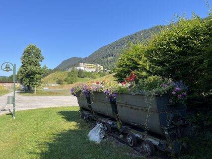 Vom Ausgangspunkt in den Ort Bad Bleiberg, hier Rückblick